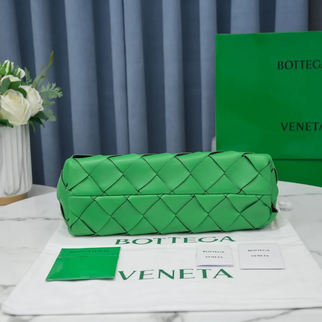 MAXI CABAT tote handbag 😎 ✧Bottega veneta.͙Hand-woven has its own characteristics, the original lambskin 🐑I really like their craftsmanship. Whether it is a bright bright color or a low-key dark color, it looks very textured when you pick it up. It seems that all colors can be made to look good, and it is also very convenient for daily wear. It is a classic and fashionable must-have. If you like it, hurry up ؔʶ̷ ˡ̲̮ ؔʶ̷✧ Size: 33*23*12, model number [9891#]